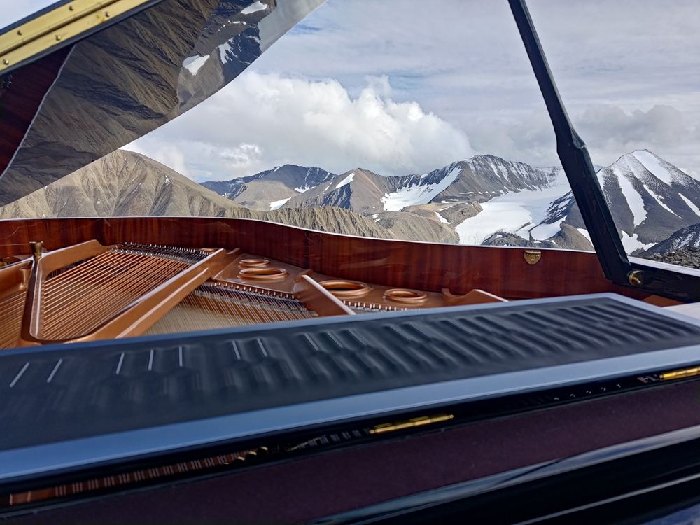 PIano at Kaskawulsh 7